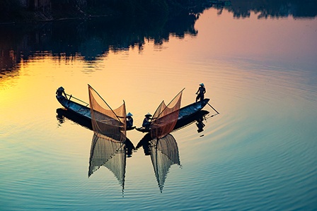 vietnamese-fishermen-in-famous-perfume-river-in-hue-city-vietnam