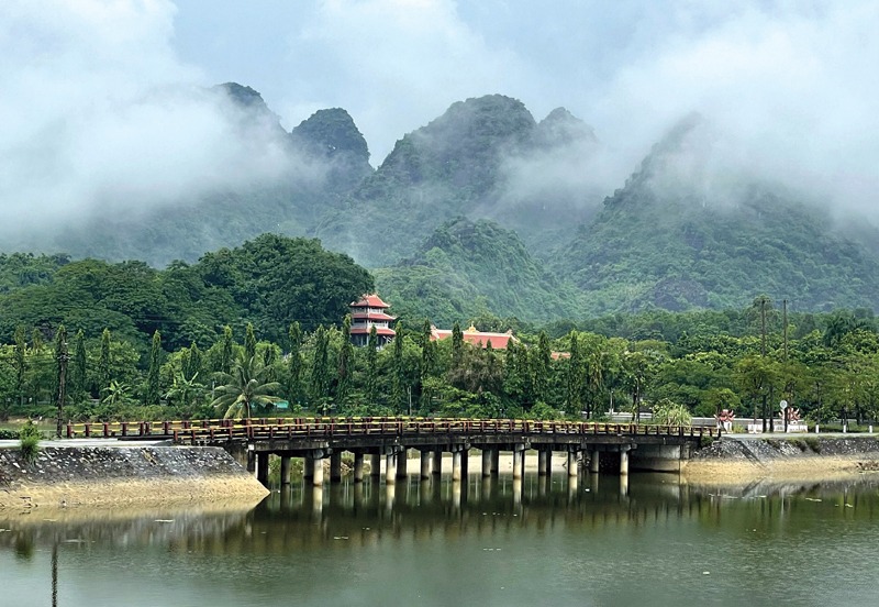 Northern Vietnam: Contrasting Experiences of Nature and the City of Hanoi